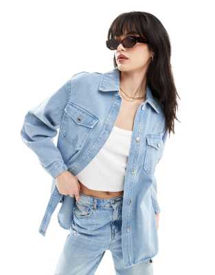 Vero Moda - Oversize-Hemdjacke in hellblauer Jeans-Waschung