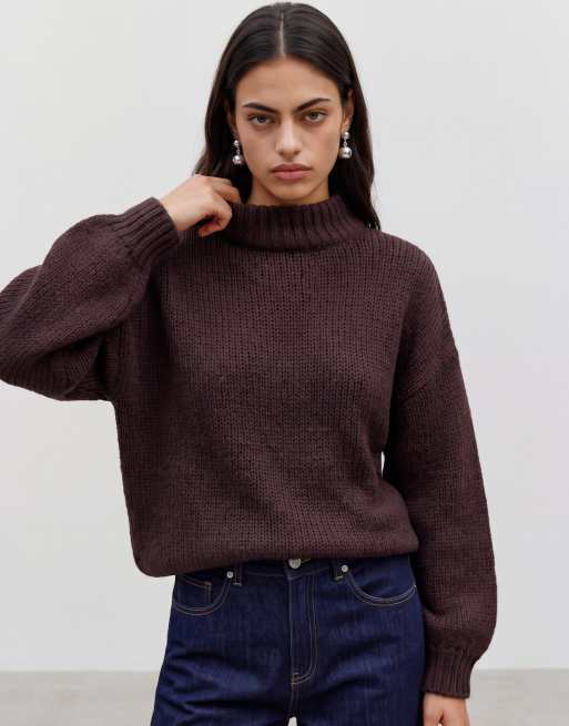 Vero Moda oversize sweter z wysokim golfem i puszystej dzianiny w kolorze czekoladowym, 1 z 5