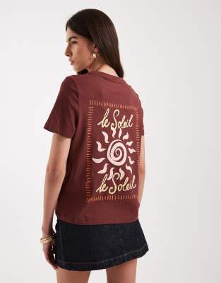 Vero Moda - Oversize-T-Shirt in Burgunderrot mit „Le Soleil"-Grafikprint auf dem Rücken-Brown