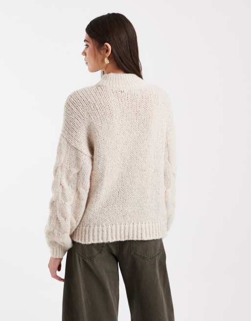 Vero Moda oversize tröja med hög krage och fluffig kabelstickning i oatmeal, 4 av 4