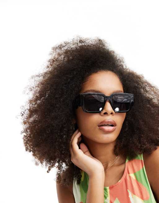 Vero Moda - Oversized, firkantede solbriller med grafiske detaljer i sort