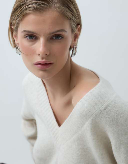 Vero Moda oversized knitted v-neck jumper in cream, 4 of 5