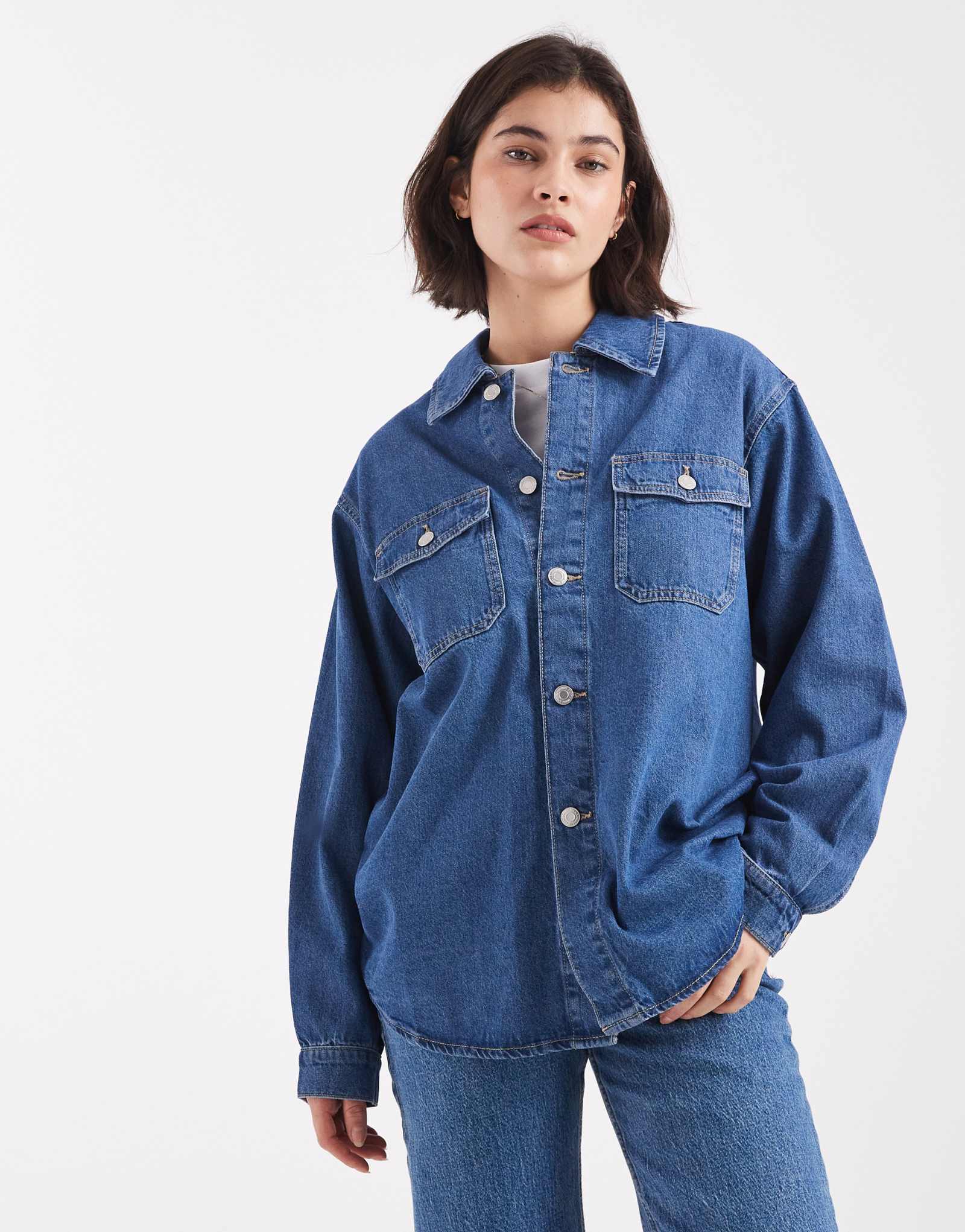 Джинсовая рубашка Vero Moda с большим карманом и отделкой из стирки средне-синего цвета