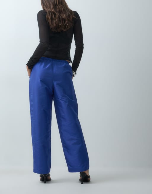 Vero Moda pantalón de pernera ancha con cintura con lazo de tafetán en azul cobalto, 2 de 5