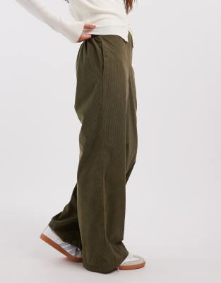 Vero Moda - Pantalon large à enfiler en velours doux à côtes fines - Kaki-Vert