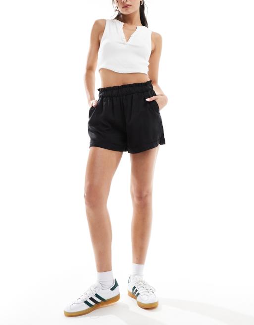 Vero Moda - Pantaloncini con fascia in vita neri effetto seta
