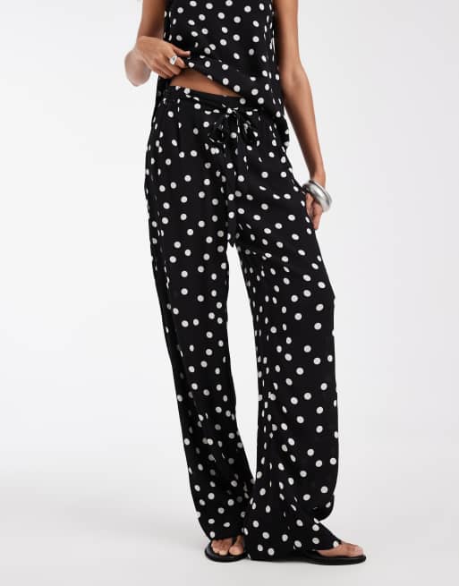 Vero Moda - Pantalones negros de pernera ancha con estampado de lunares blancos de tejido liso (parte de un conjunto), 2 de 5