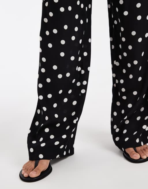 Vero Moda - Pantalones negros de pernera ancha con estampado de lunares blancos de tejido liso (parte de un conjunto), 5 de 5
