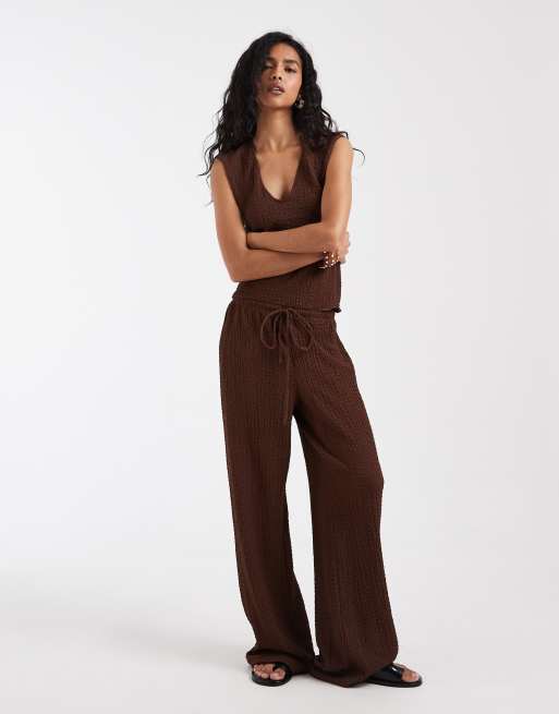 Vero Moda - Completo testurizzato marrone cacao con top senza maniche con scollo a V e pantaloni a fondo ampio, 3 di 3