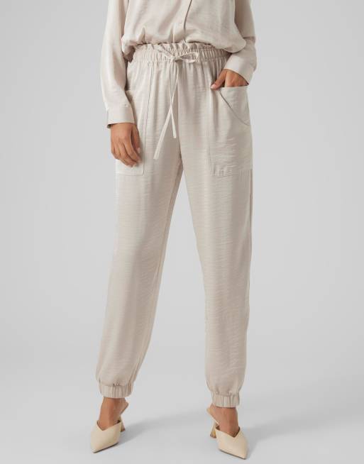 Vero Moda - Pantaloni cargo in raso color pietra in coordinato