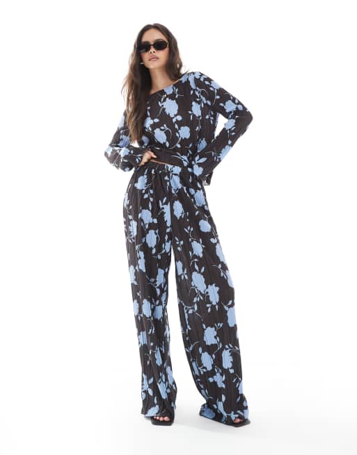 Vero Moda - Pantaloni plissé a fondo ampio color cioccolato e blu a fiori in coordinato