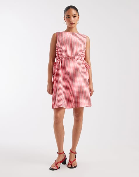 Vero Moda Petite ärmelloses Minikleid mit Schleifenbindung an der Seite aus Seersucker in Pink und Rot mit Vichy-Muster - view 1