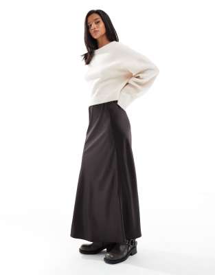 Vero Moda Petite - Asymmetrischer Satin-Midirock in Schokobraun-Brown