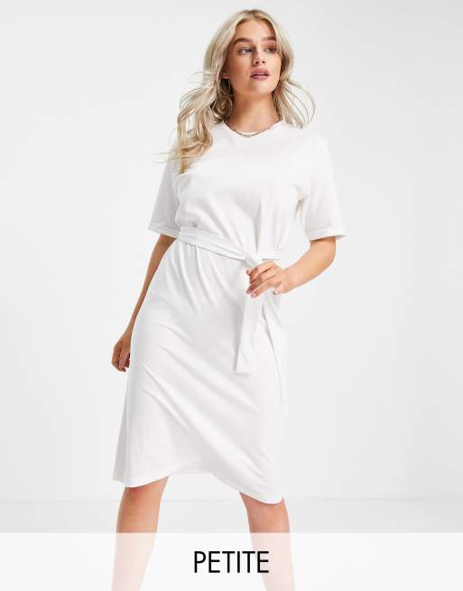 Vero Moda Petite – Aware – Biała bawełniana sukienka T-shirtowa midi z paskiem - WHITE