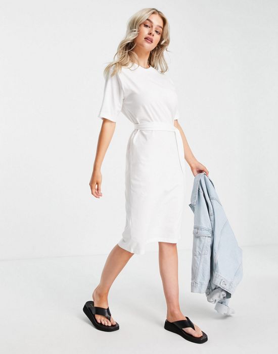 https://images.asos-media.com/products/vero-moda-petite-aware-cotton-t-shirt-midi-dress-with-belted-waist-in-white/23855382-4?$n_550w$&wid=550&fit=constrain