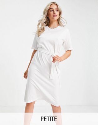 Robes Vero Moda Petite - Aware - Robe t-shirt mi-longue en coton biologique avec ceinture - Blanc