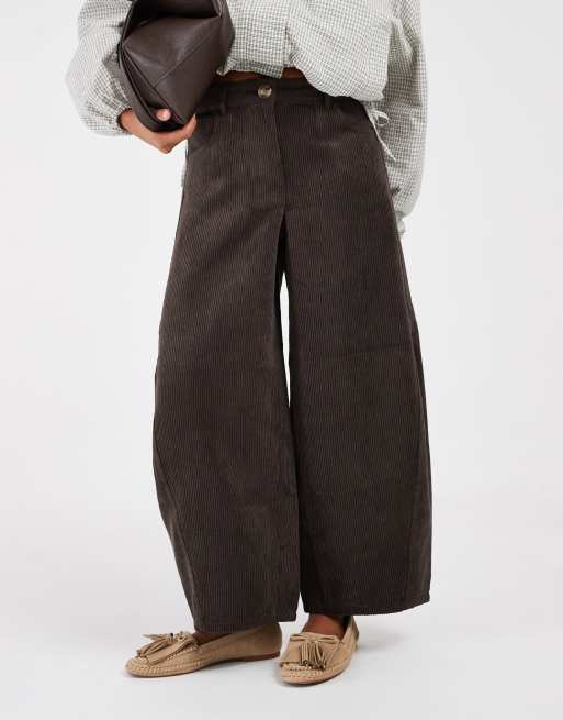 Vero Moda Petite barrel leg corduory trouser in chocolate brown, 2 of 5