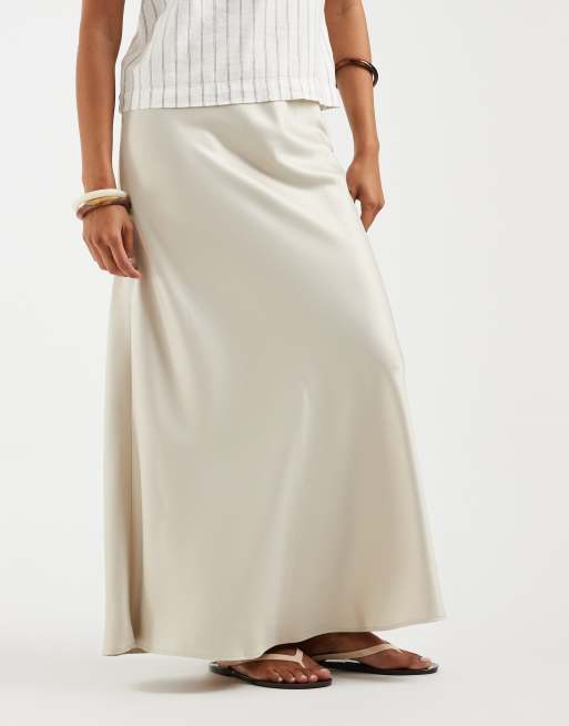 Vero Moda Petite – Beige, diagonalskuren midikjol i satin, 2 av 5