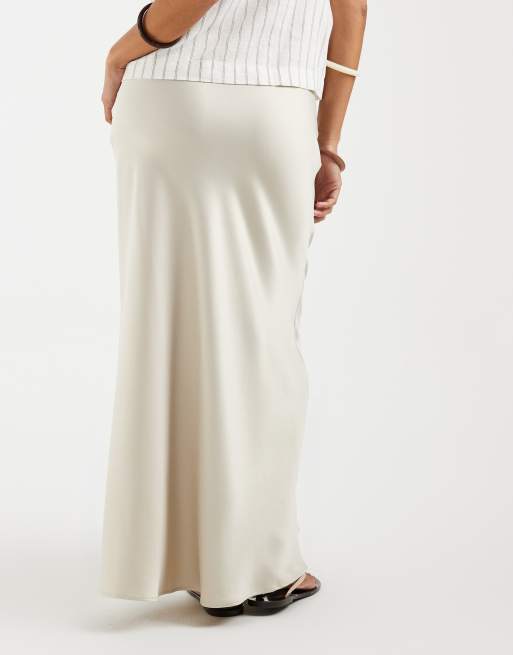 Vero Moda Petite – Beige, diagonalskuren midikjol i satin, 4 av 5