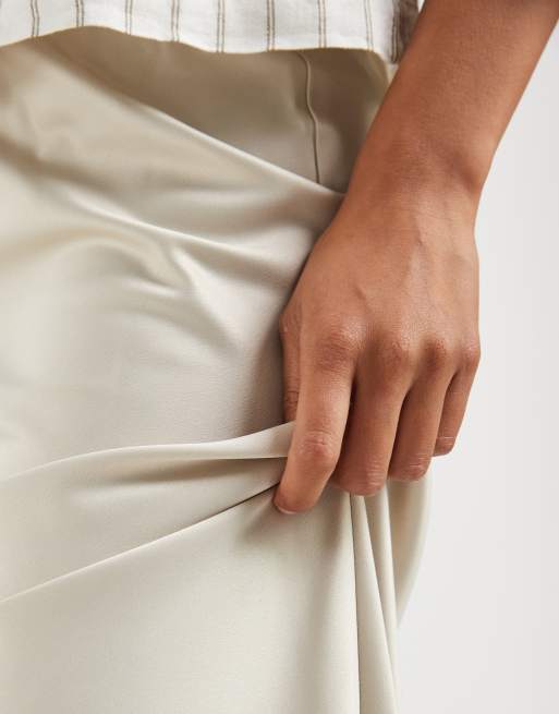 Vero Moda Petite – Beige, diagonalskuren midikjol i satin, 5 av 5
