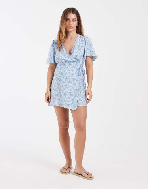 Vero Moda Petite – Blå, blommig miniklänning med utsvängda ärmar och omlottdesign framtill, 3 av 4