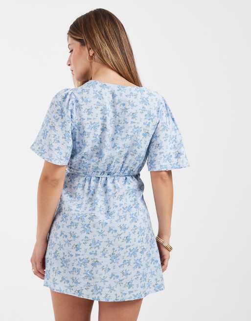 Vero Moda Petite – Blå, blommig miniklänning med utsvängda ärmar och omlottdesign framtill, 4 av 4