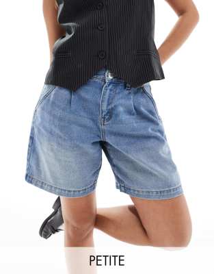 Vero Moda Petite - Boyfriend-Shorts aus Denim in Hellblau