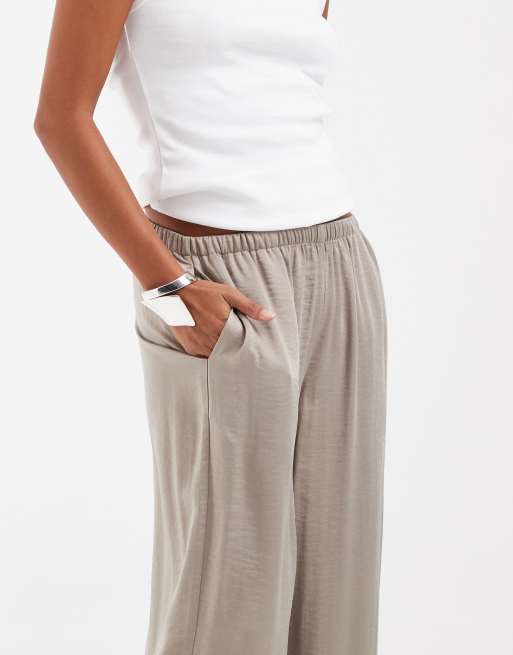 Vero Moda Petite bukser i struktureret satin med brede ben i stone, 4 af 5
