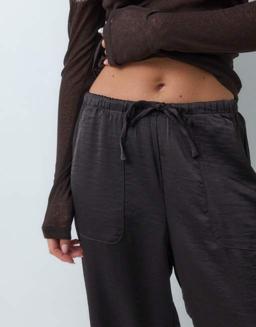 Vero Moda Petite byxor i satin med hög midja och vid passform, chokladbruna, 3 av 5