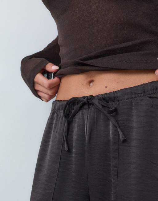 Vero Moda Petite byxor i satin med hög midja och vid passform, chokladbruna, 4 av 5