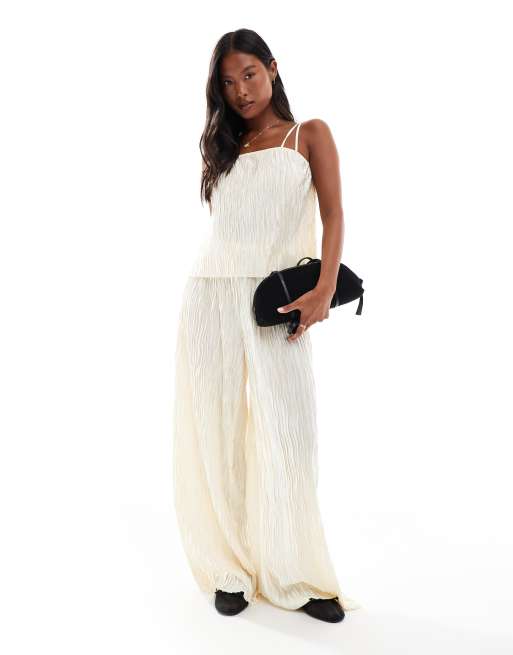 Vero Moda Petite - Caraco d'ensemble plissé en tissu texturé à doubles bretelles - Crème bouleau, 2 de 4