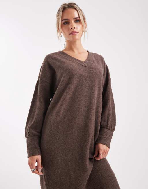 Vero Moda Petite – Chokladbrun, melerad, mjukt ribbstickad midiklänning med v-ringning, 3 av 4