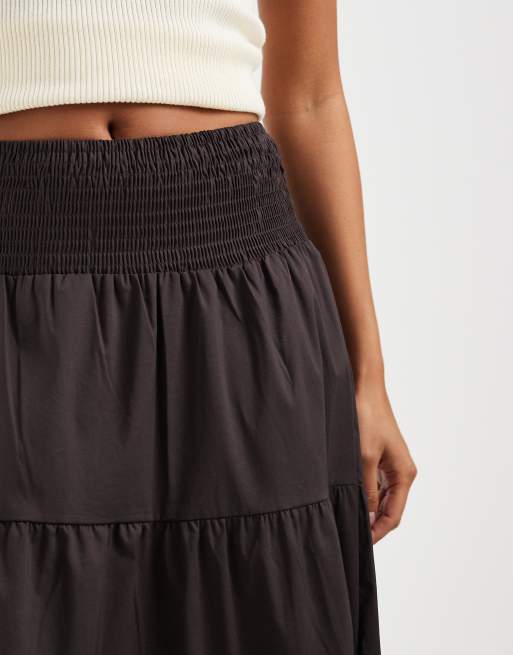 Vero Moda Petite – Chokladbrun, panelsydd maxikjol i bohostil med smockad midja, 3 av 5