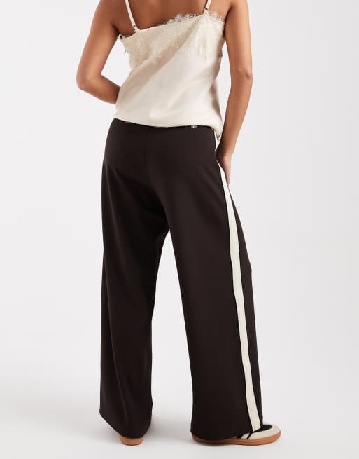 Vero Moda Petite – Chokladbruna, lediga byxor i dra på-stil med sidoränder, 4 av 5