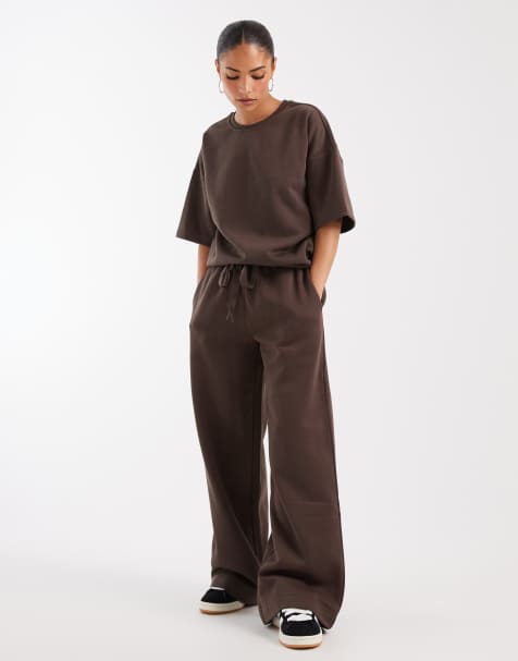 Vero Moda Petite – Chokladbrunt set med t-shirt med knytning i midjan och mjukisbyxor med vida ben - view 1