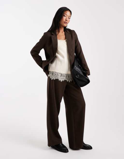 Vero Moda Petite - Completo color cioccolato con blazer sartoriale oversize effetto tweed e pantaloni con fondo ampio