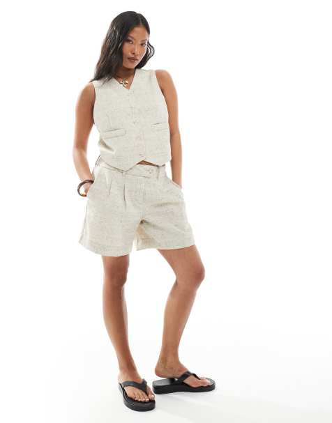 Vero Moda Petite - Completo sartoriale color avena con gilet e pantaloncini corti con pieghe sul davanti - view 1