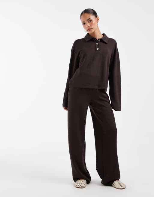 Vero Moda Petite - Sudadera marrón chocolate con cuello tipo polo de tejido muy suave, 3 de 3