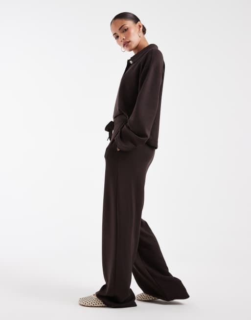 Vero Moda Petite - conjunto de jogger de pernera ancha con cintura anudada, muy suave, en marrón chocolate, 2 de 5
