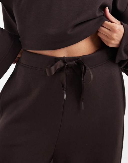 Vero Moda Petite - conjunto de jogger de pernera ancha con cintura anudada, muy suave, en marrón chocolate, 3 de 5