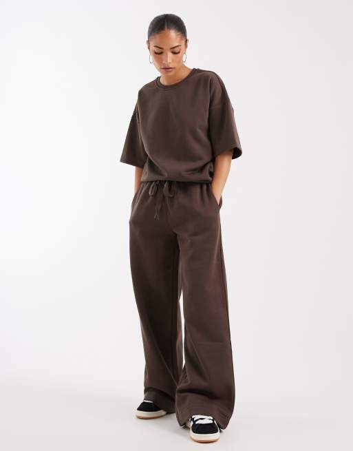 Vero Moda Petite - conjunto oversize de camiseta sudadera en marrón chocolate, 2 de 4