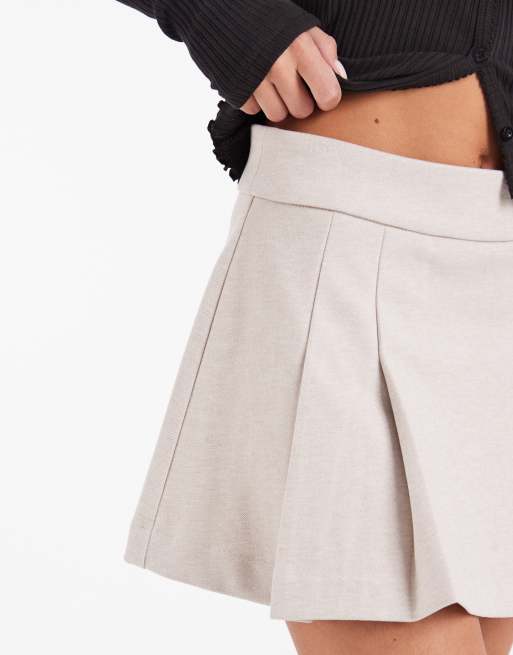 Vero Moda Petite - Cremehvid mininederdel med plisseringer, 5 af 5