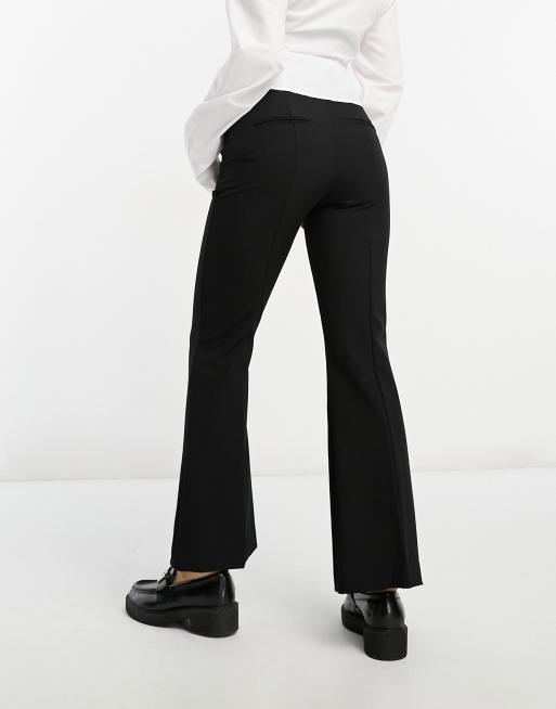 Vero Moda Petite – Czarne dopasowane spodnie z rozszerzanymi nogawkami, 2 z 4