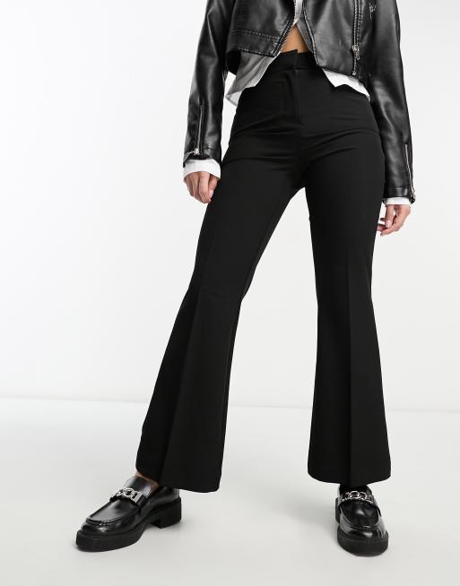 Vero Moda Petite – Czarne dopasowane spodnie z rozszerzanymi nogawkami, 4 z 4