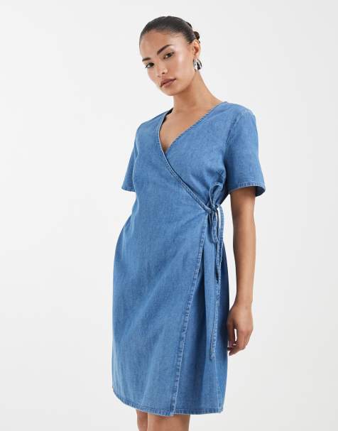Vero Moda Petite - Denim mini jurk met korte mouwen en overslag aan de voorkant in lichtblauwe wassing - view 1