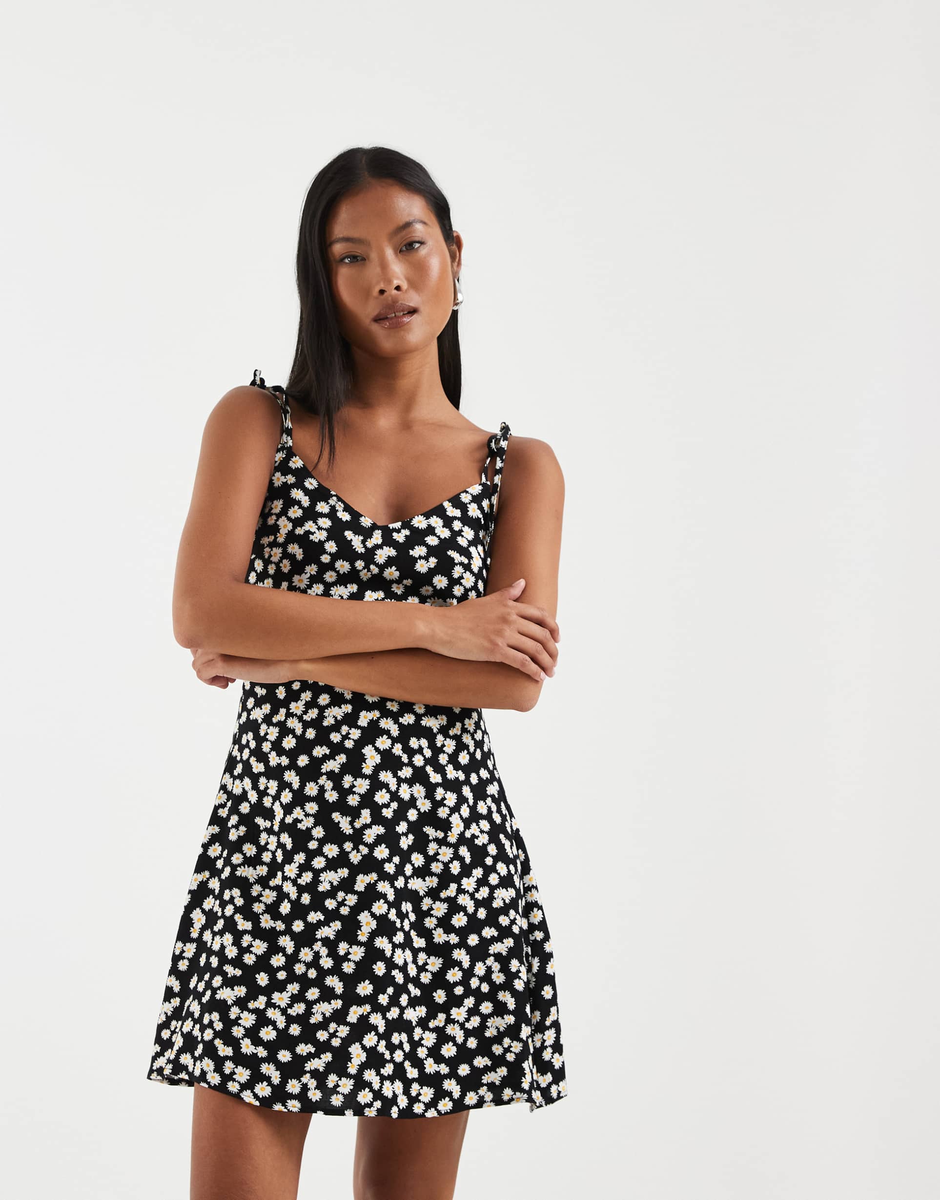 vero moda petite easy tie shoulder cami mini dress in black ditsy daisy print