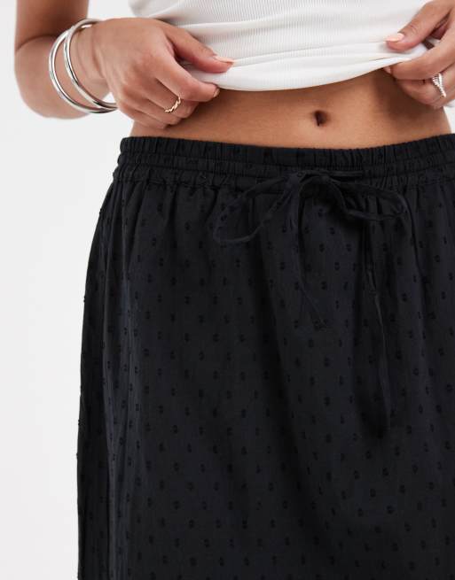 Vero Moda Petite - Falda larga negra de estilo boho con textura de plumeti, 3 de 5