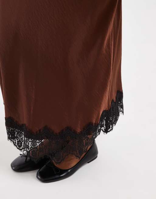 Vero Moda Petite - Falda midi satinada con bajo de encaje en marrón, 2 de 5