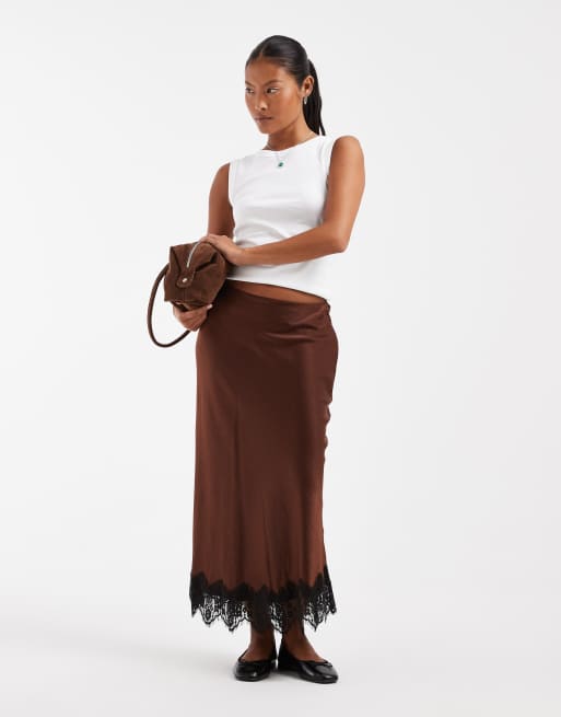 Vero Moda Petite - Falda midi satinada con bajo de encaje en marrón, 5 de 5