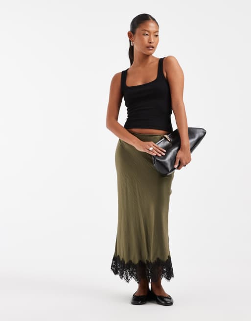 Vero Moda Petite - Falda midi satinada con bajo de encaje en verde oscuro, 3 de 5